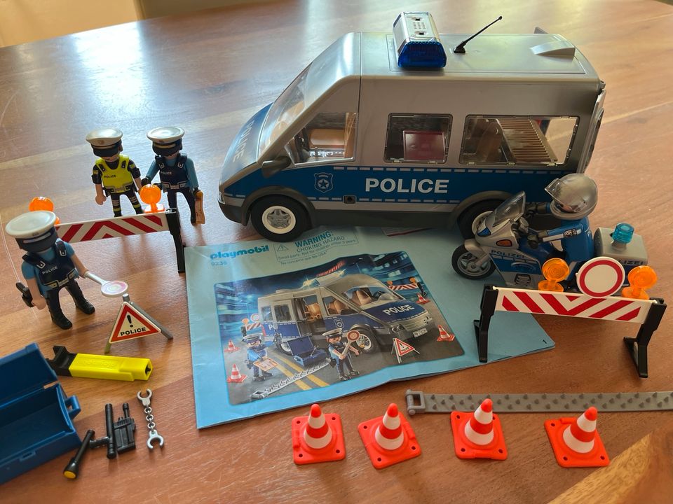 PLAYMOBIL 9236 Polizeibus mit Straßensperre in Köln