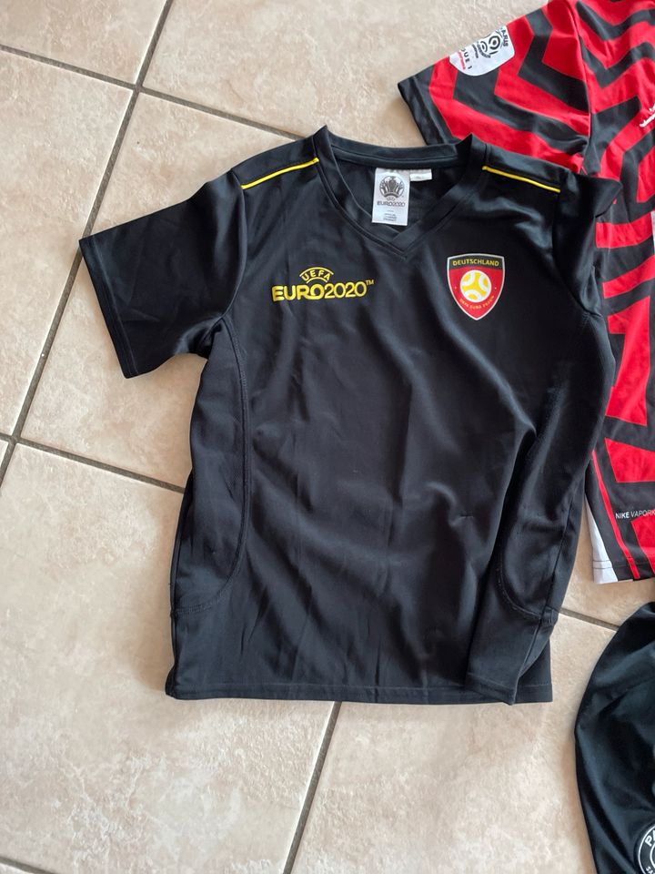 2 Shirts und eine Shorts Fußball in Königstein im Taunus