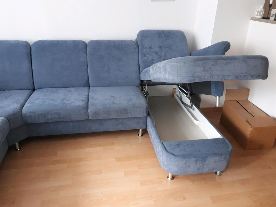 Hellblaues Sofa in Friedberg