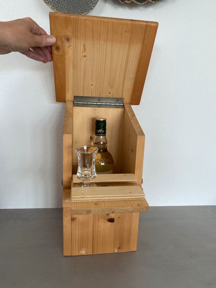 Minibar! Holz Vogelhaus mit Platz für Flasche Schnaps und Glas in Nordhorn