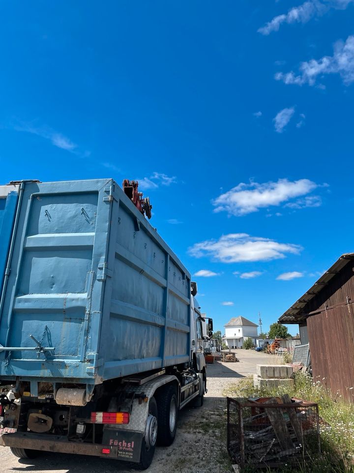 Abrollcontainer mit Kran in Trunkelsberg