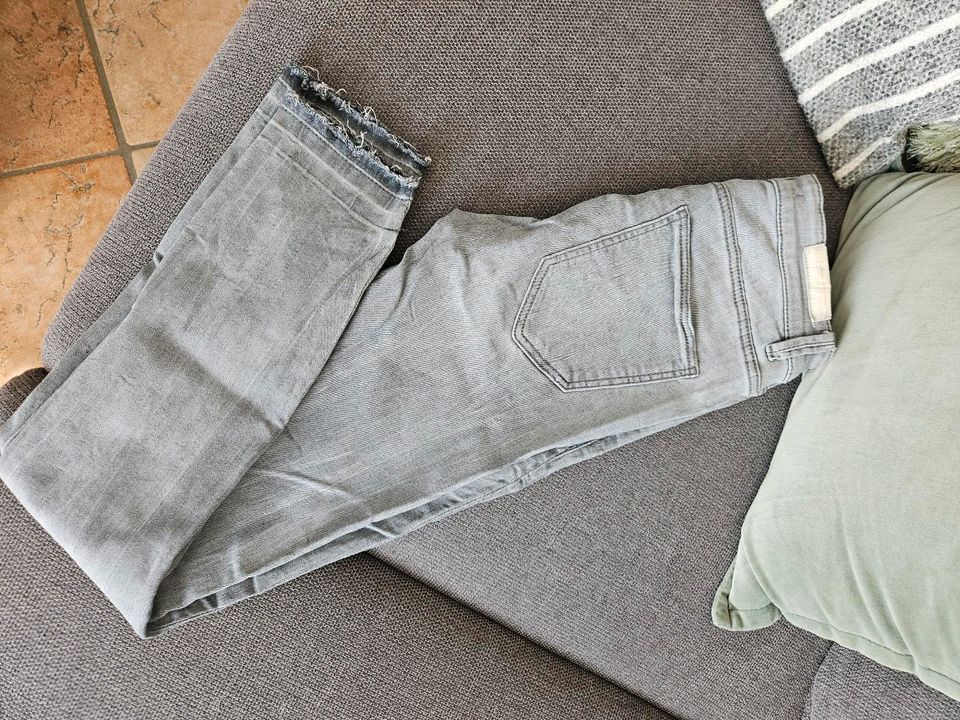 Zara Röhrenjeans Skinny mid rise hellgrau Löcher washed in Goch