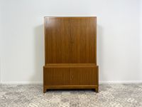 WMK Sehr schönes, hochwertiges & gut erhaltenes Mid-Century Highboard aus vollem Holz im Nußbaum # Schrank Bücherschrank Bücherregal Regal Wäscheschrank Wohnzimmerschrank Sideboard Vintage 50er 60er Friedrichshain-Kreuzberg - Friedrichshain Vorschau