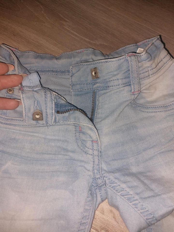 Mädchen Jeans gr 98 in Helmstedt