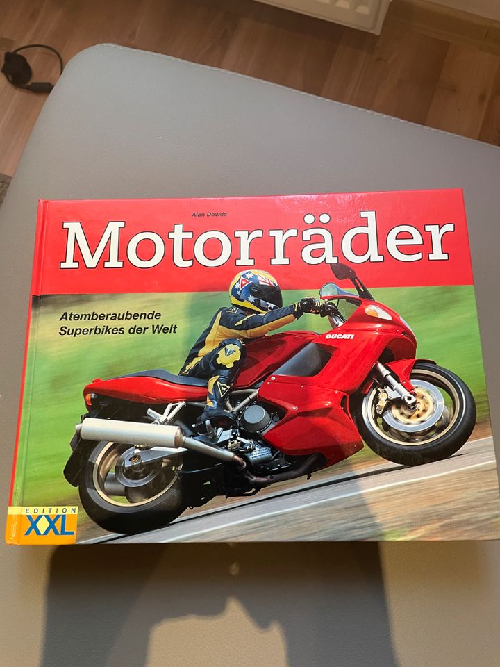 2 Motorrad Bücher in Bergfelde