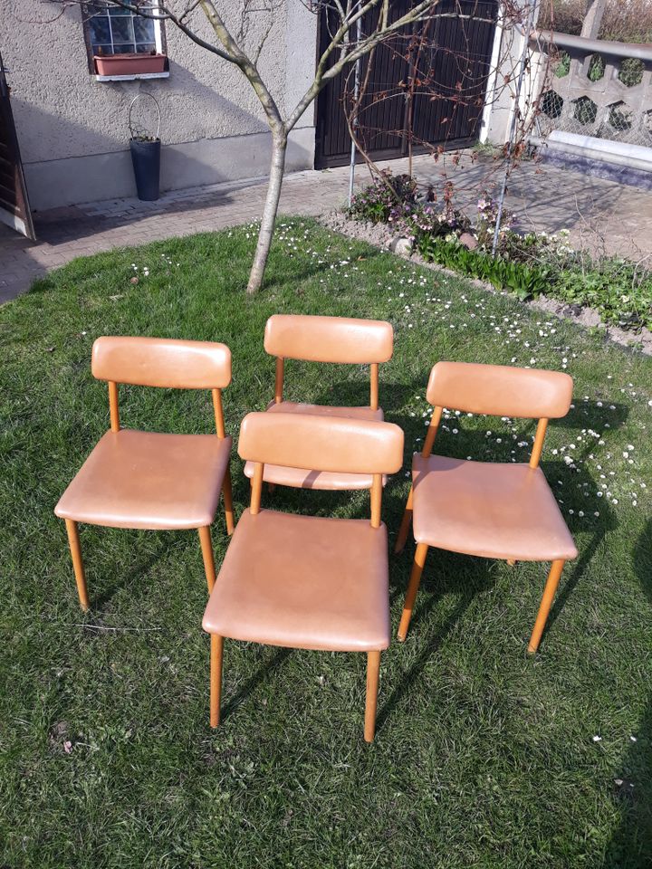 4 hellbraune Stühle aus DDR Zeiten retro in Bad Dueben
