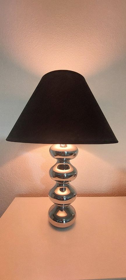 Moderne Lampe mit schwarzem Schirm und Chromoptik in Pinneberg