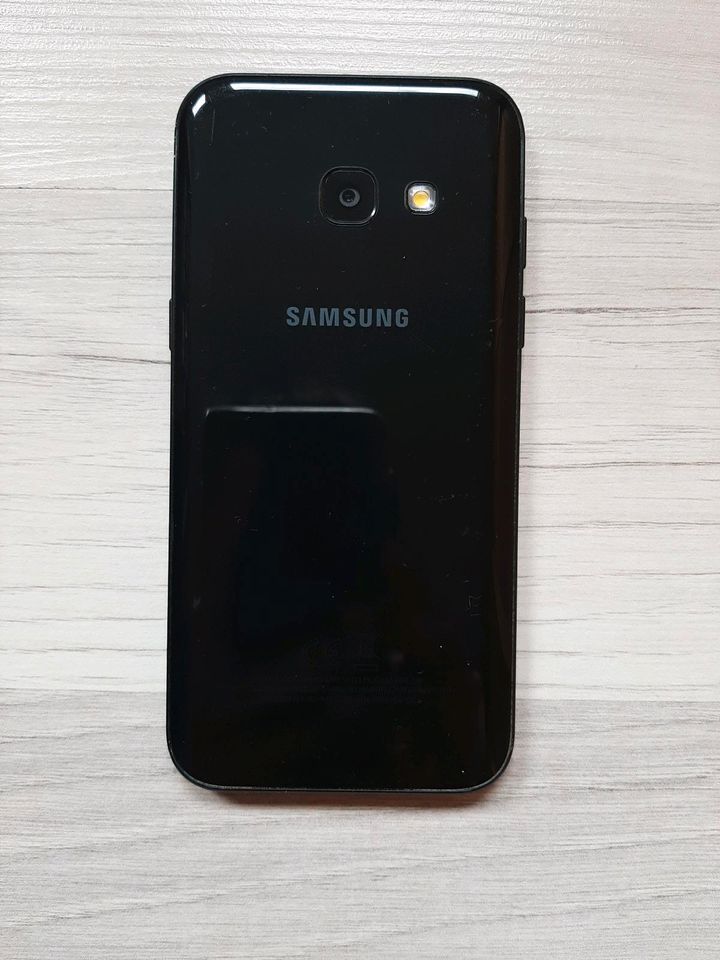 Samsung Galaxy A3 (2017), 4,7 Zoll, 16 GB, schwarz in Trier