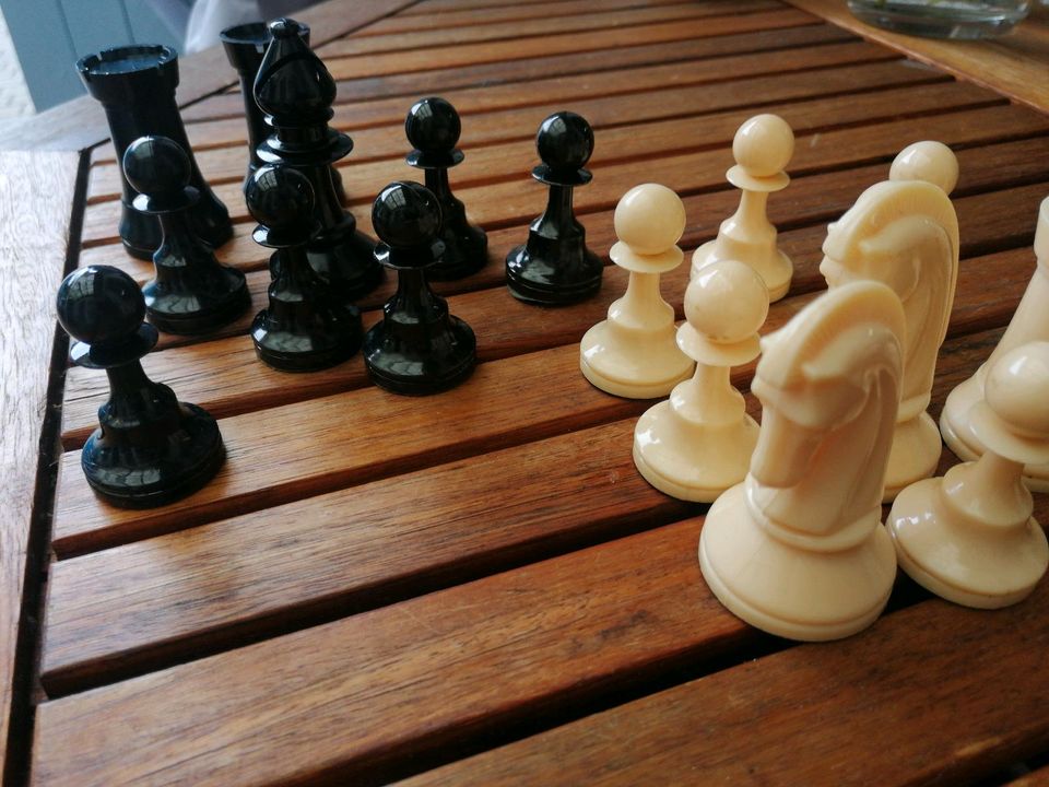 DDR Schachspiel  Schachfiguren wie auf dem Bild in Frose