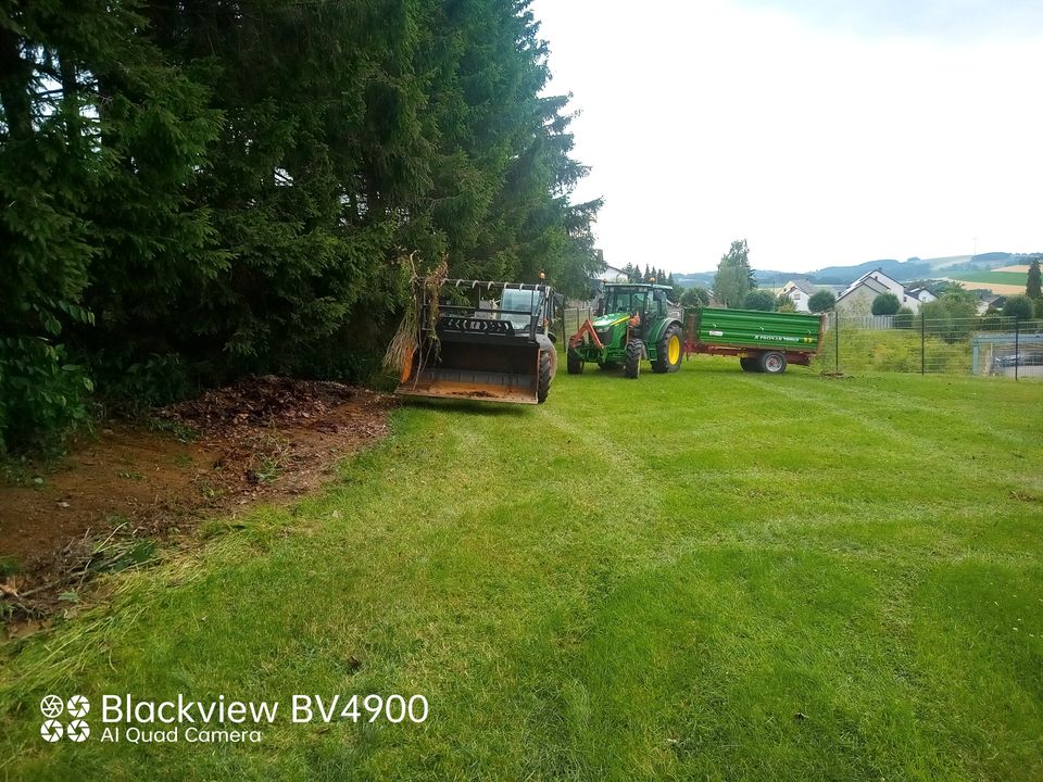 Mutterboden Transporte Rindenmulch Heckenschnitt Traktor Grüngut in Prüm