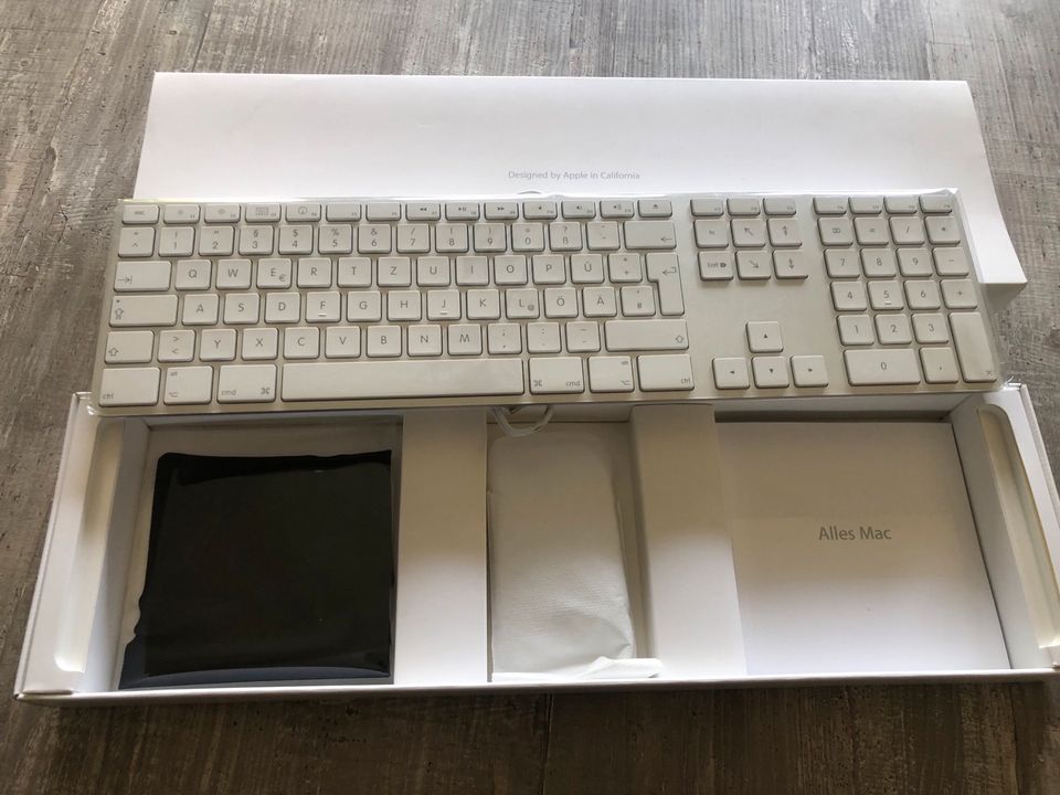 Apple MAC Tastatur mit Kabel und Tastenfeld in Hattersheim am Main
