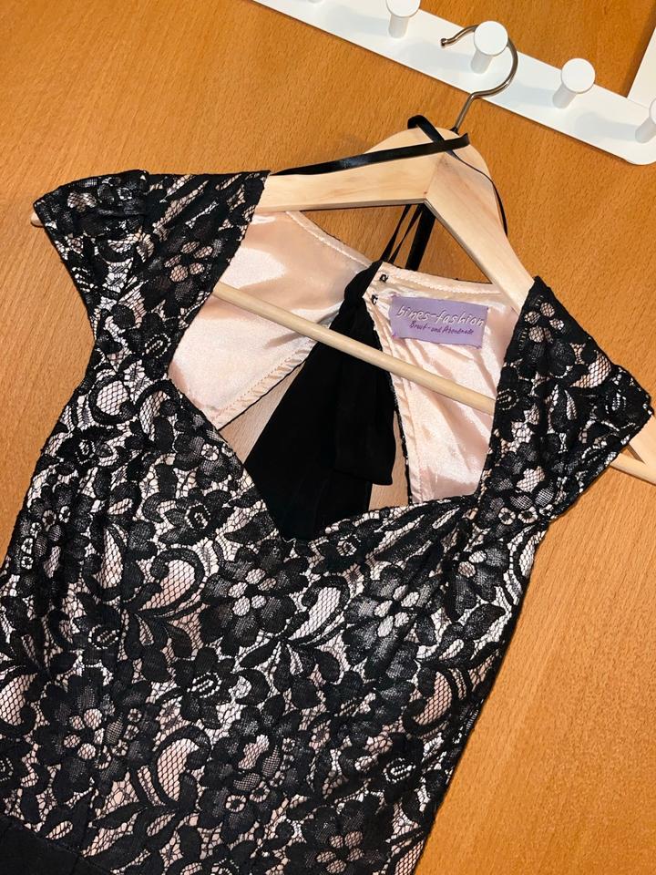 Kurzes Abendkleid mit ausgestelltem Rock und Spitzenoberteil in Walsrode