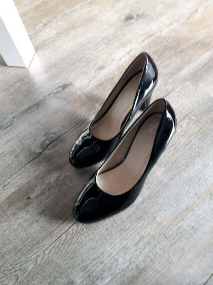 High Heels Pumps Hochglanz schwarz Gr 38 NEU in Beelen