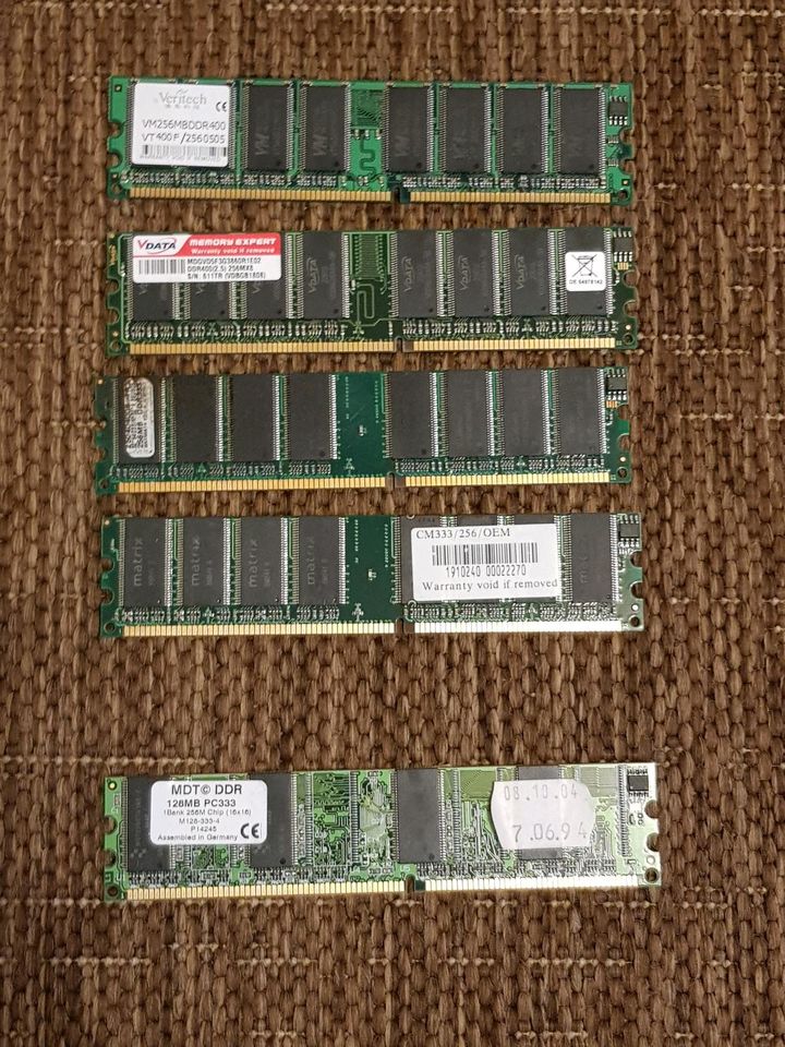 Retro Computing: 4 x 256 MB und 1 x 128 MB DDR1 RAM für PC's in Kirn