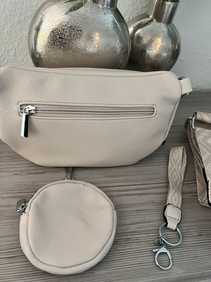 Crossbody Tasche in beige mit Stoffgurt und 2 Anhänger neu in Essen