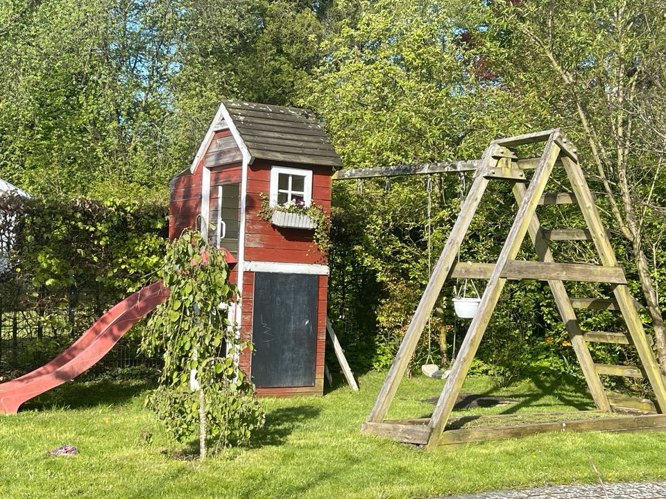 Gartenhaus mit Schaukel und Rutsche in Wohltorf