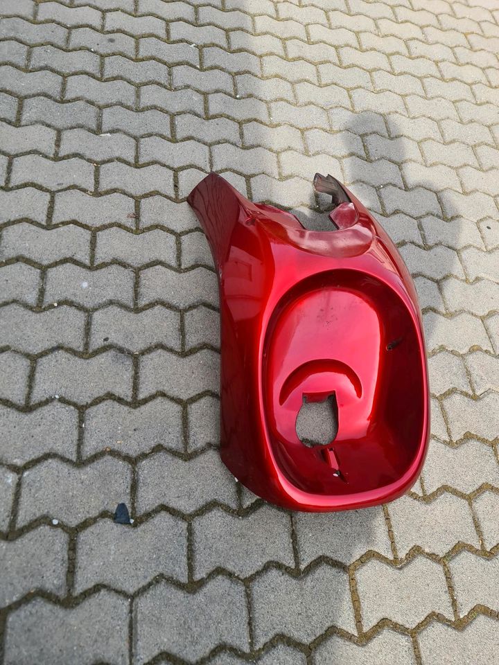 Piaggio Sfera Verkleidung Unterboden vorne rot Roller Motorroller in Saarbrücken