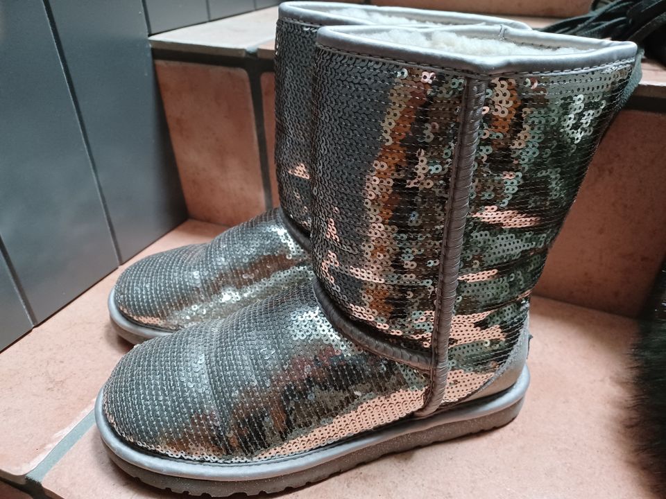 UGG Boots/ Silber. Preis: 50 eur. in Fulda