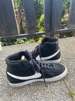 Nike Blazer Mid 77 - Sneaker aus Wildleder in Schwarz und Weiß Baden-Württemberg - Eppingen Vorschau