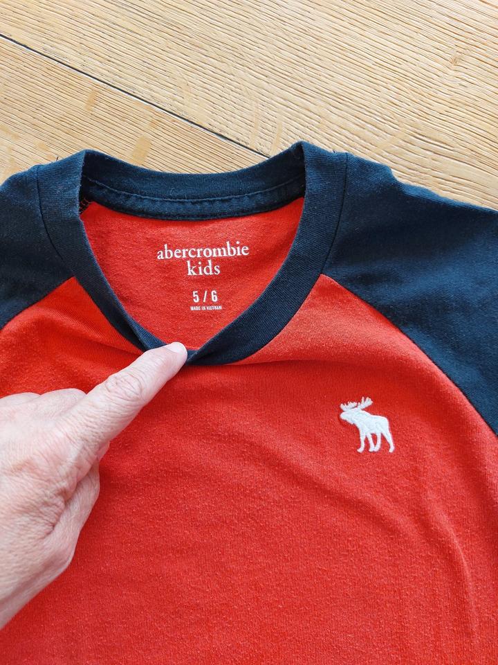TOP Aebercrombie T-Shirt Gr. 5/6 c.a Gr. 122 rot blau in Ettlingen