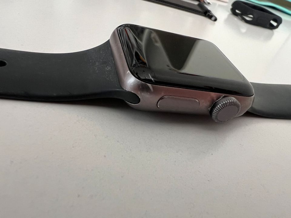 Apple Watch Series 3 38mm + 13 Wechselbänder in Wolfschlugen