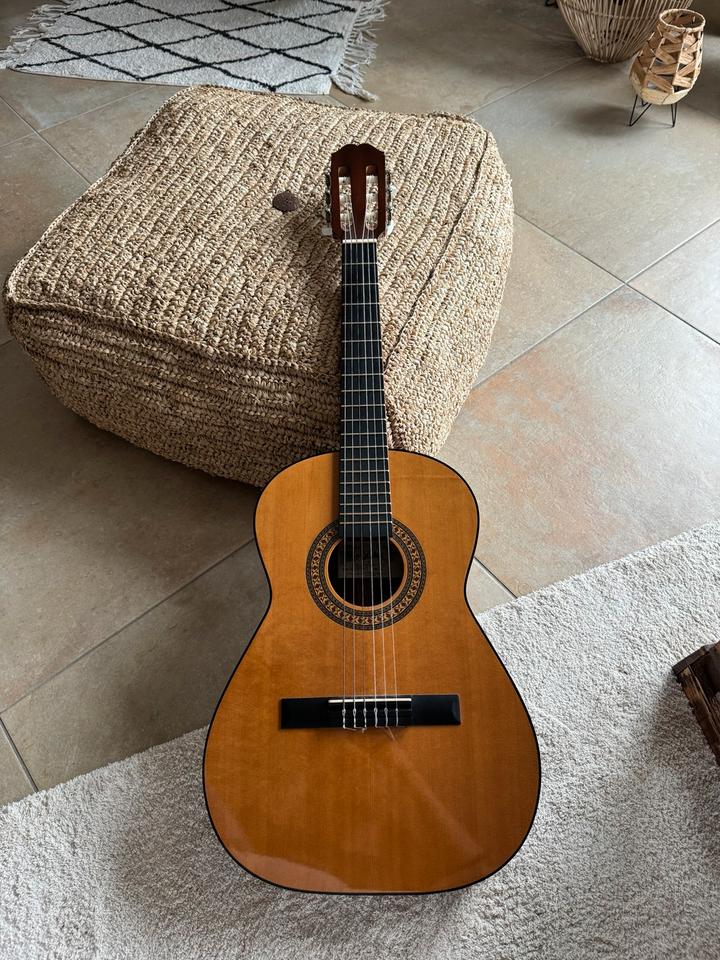 Spanische Gitarre von Aria SP-1 aus Holz für Kinder 93 cm hoch in Freiburg im Breisgau