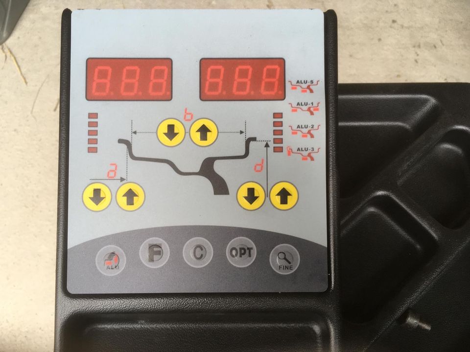 Reifen Wuchtmaschine -Auswuchtmaschine in Gerabronn