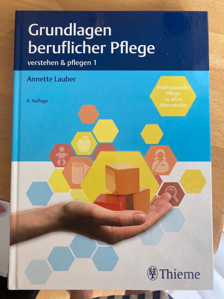 Lehrbuch: Grundlagen beruflicher Pflege in München