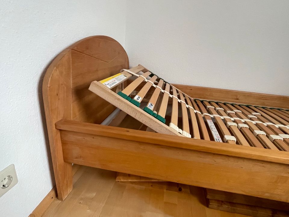 Bett aus Massivholz 100x200 cm in Rheinstetten