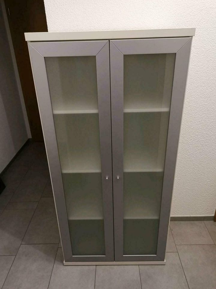 Schrank Fächer IKEA Türen weiß - grau Milchglas Wohnzimmer Schlaf in Villingen-Schwenningen