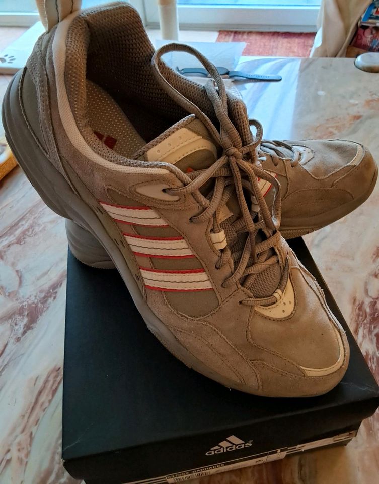 Adidas Barracks  ( beige, orange ) Gr. 11 in Hamburg