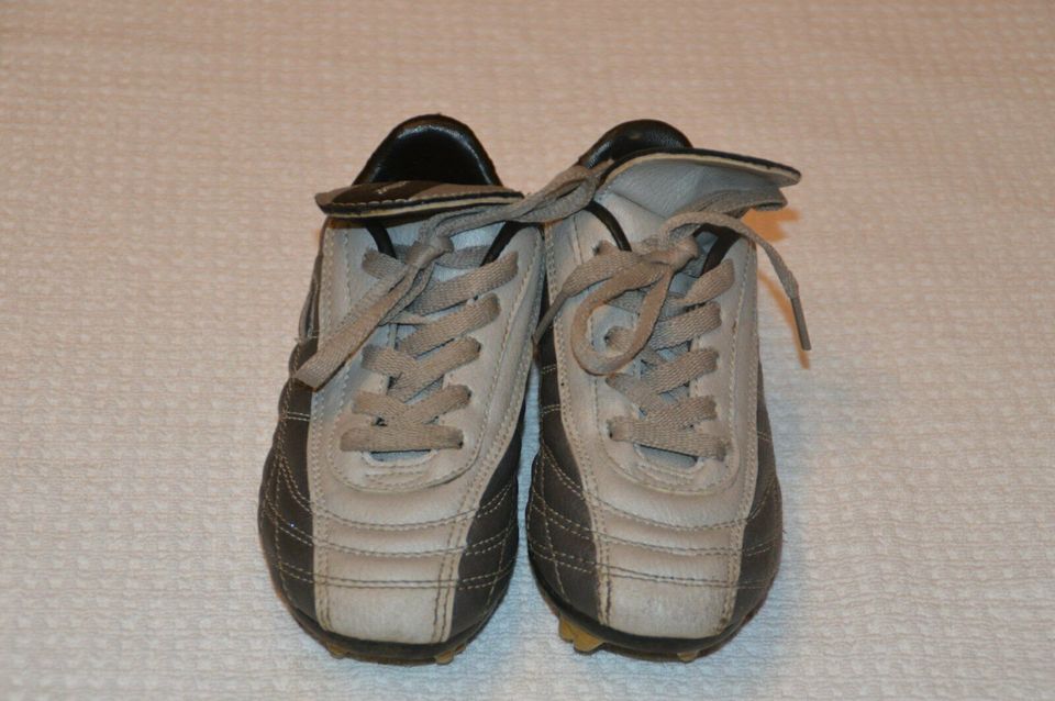 Killtec Fußball Nocken Schuhe in grau in Gr. 30 in Harsum