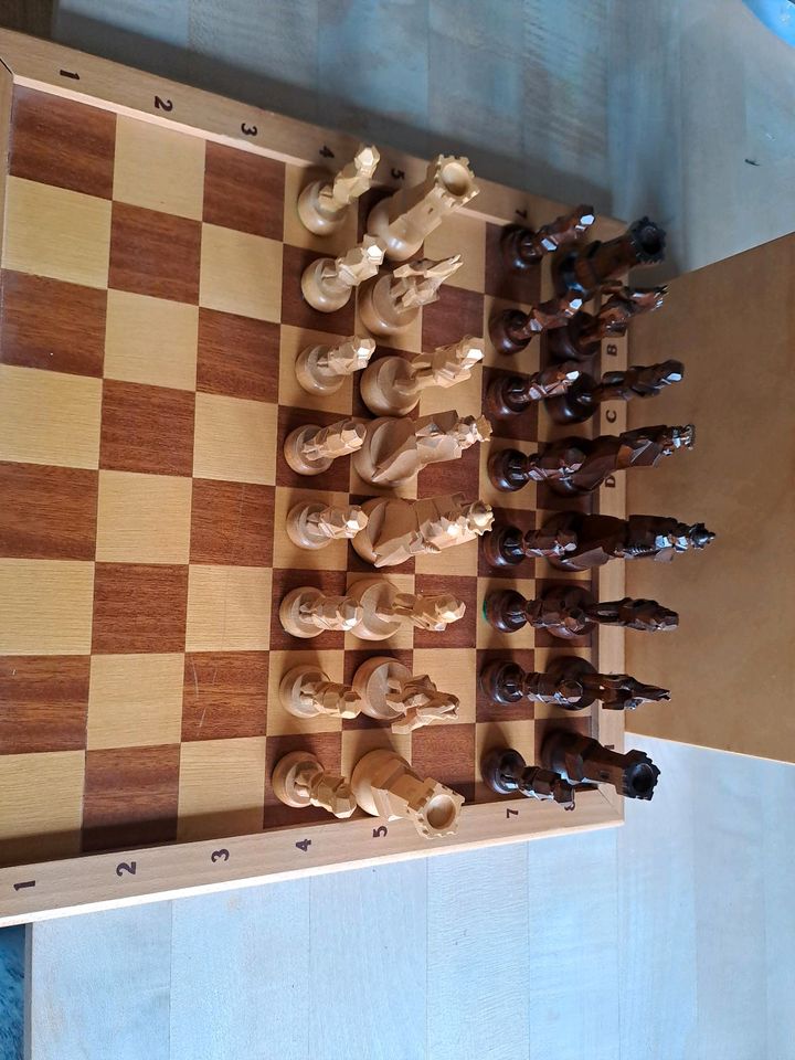 Schachspiel, antik, DDR, geschnitzt in Rudersberg