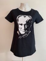 Schwarzes T-Shirt mit Atatürk Motiv von LC Waikiki Gr. S Feldmoching-Hasenbergl - Feldmoching Vorschau