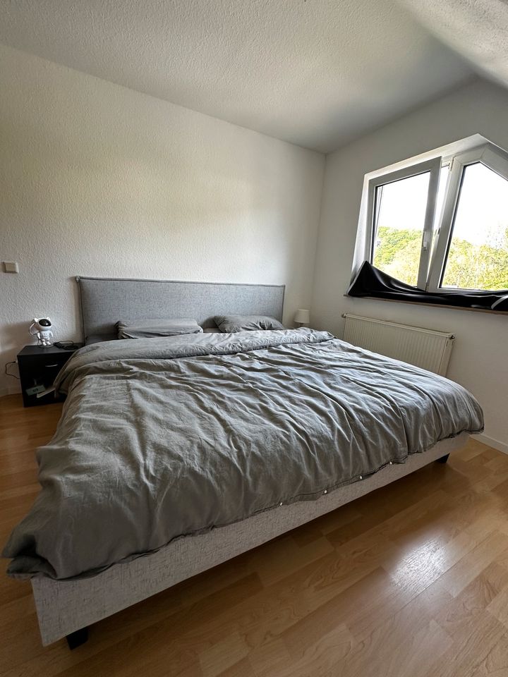Bett 200cm x 200cm Doppelbett Nachttisch in Neuwied