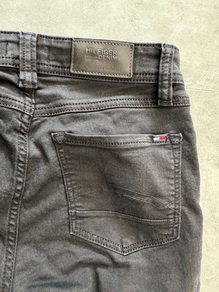 Tommy Hilfiger Jeans W26 L32 schwarz Damen in Bergen auf Rügen