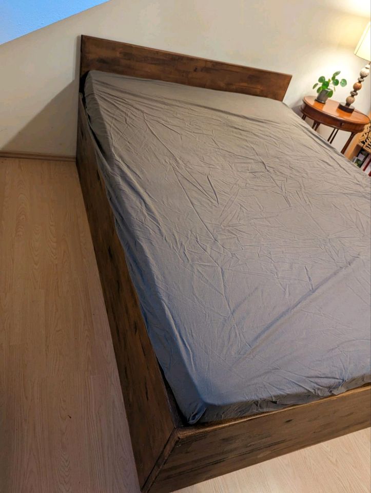 Bett aus Massivholz 200x140cm mit Lattenrosten in Dortmund