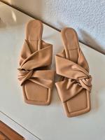 Pantoletten Gr. 42 beige braun Düsseldorf - Hassels Vorschau