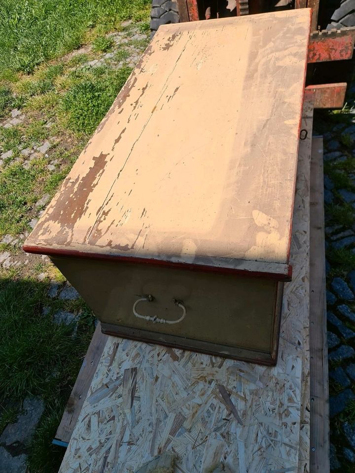 2x alte Große Truhe Ideal als Wohnzimmertisch Tisch / Deko 120 cm in Löbau