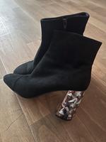 UNISA Stiefelette schwarz mit Metallblockabsatz Gr. 40 NEU! Hannover - Bothfeld-Vahrenheide Vorschau