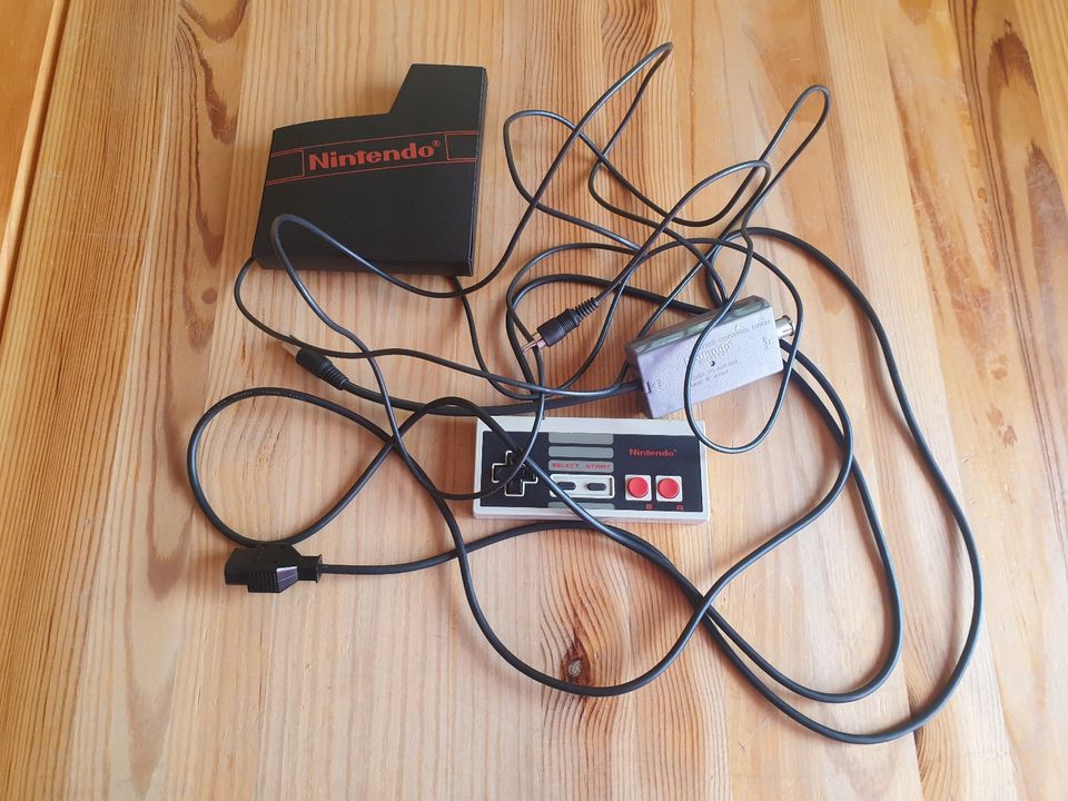 Nintendo NES Controller Spielhülle RF Adapter in Warnkenhagen