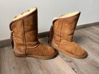 hellbraune original UGG‘s, mit Schleifen hinten Nordrhein-Westfalen - Kalletal Vorschau