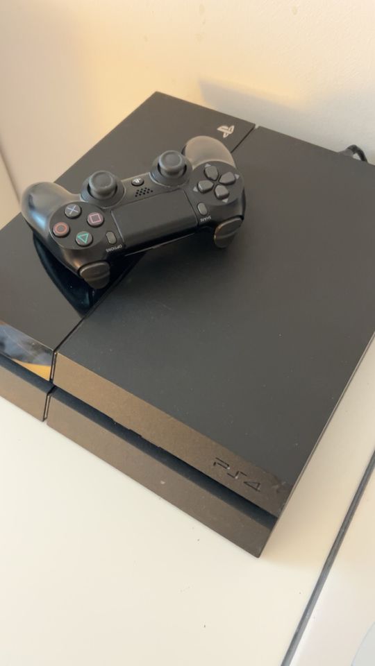 PlayStation 4 mit 7 spielen&controller in Rottenburg am Neckar