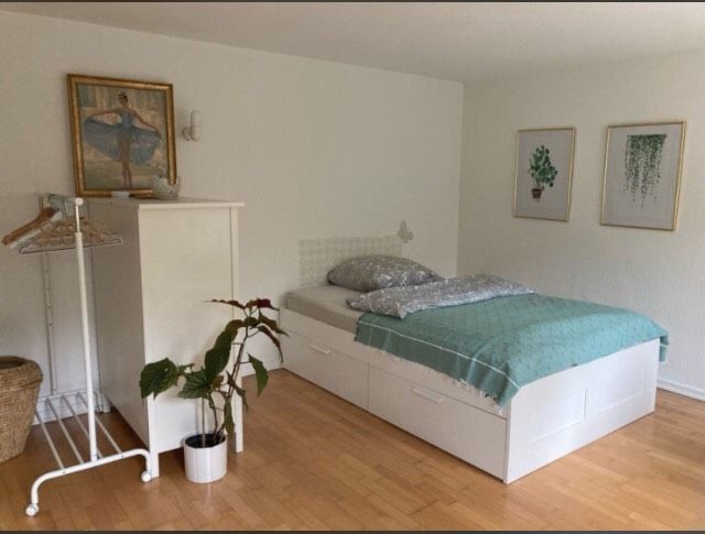 Ab September Pendler Zimmer 2-3 Nächte/Woche für weibliche Person in Köln