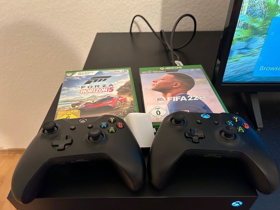 Xbox One X 1TB Mit 2 Controller,1 Akku und 2 Spielen in Gelsenkirchen