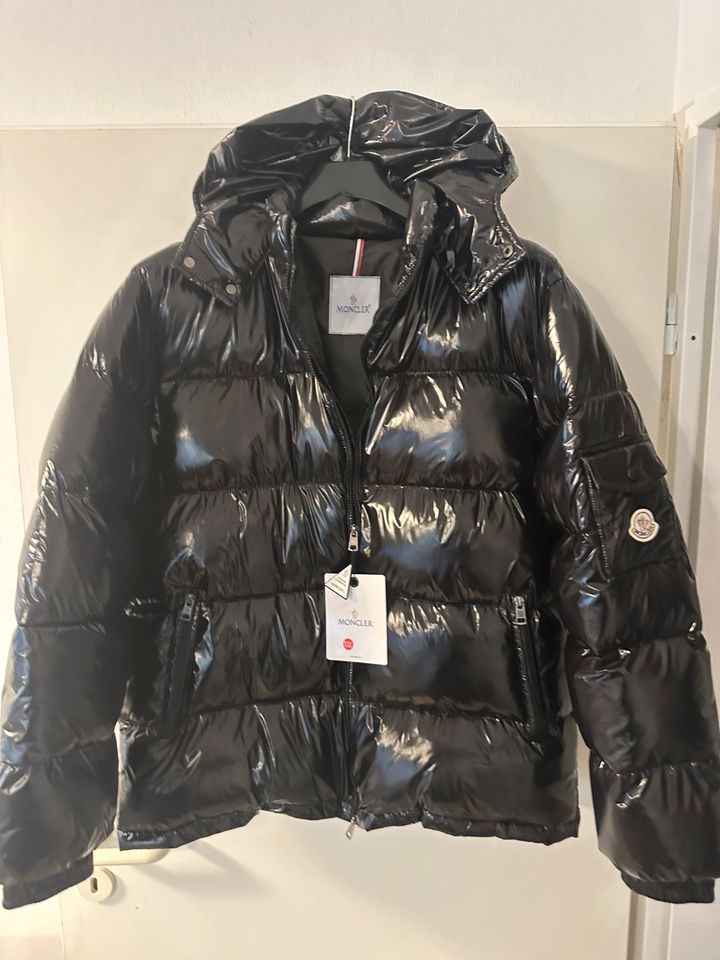 Moncler Jacke mit Daunenjacke in Hiddenhausen