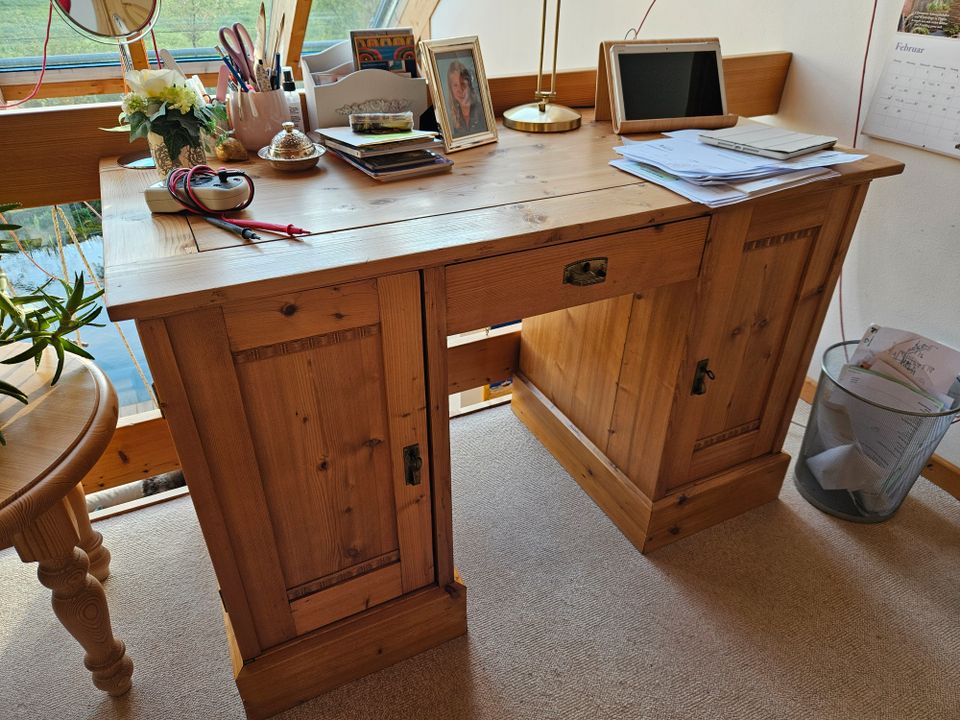 Antiker Weichholz-Schreibtisch , sehr gut aufgearbeitet in Hamm