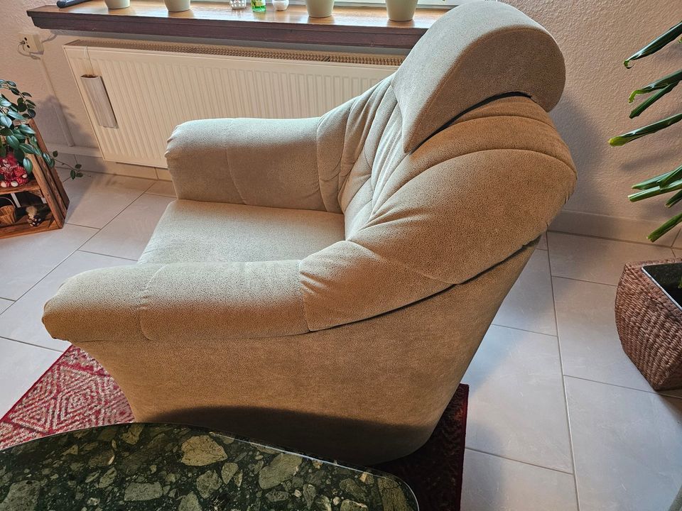 Eckcouch in L-Form mit Schlaffunktion und Sessel in Meisdorf