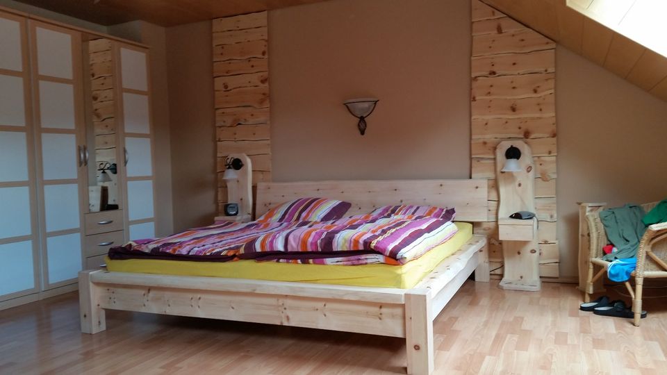 Zirben-Bett / Massivholzbett mit Baumkante - Unikat in Mittweida