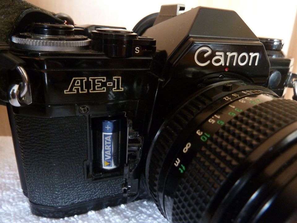 Canon AE1 Spiegelreflexkamera mit Zubehör in Alsdorf